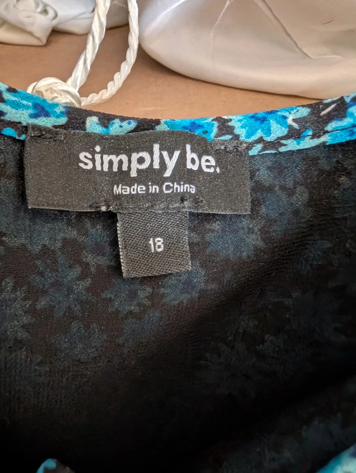 Flowy blouse with off-the-shoulder – photo 5
